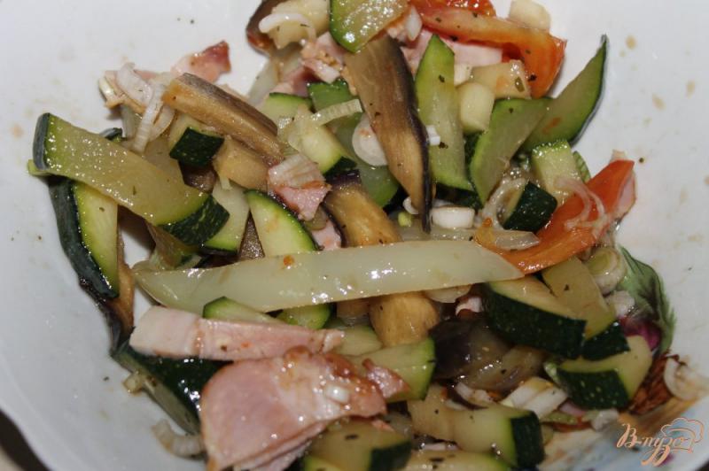 Фото приготовление рецепта: Салат из запеченных овощей и бекона шаг №7