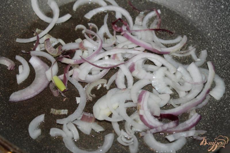 Фото приготовление рецепта: Куриные сердечки с луком в соусе « Терияки » шаг №3