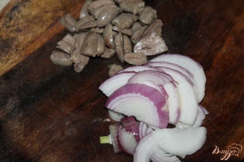 Фото приготовление рецепта: Куриные сердечки с луком в соусе « Терияки » шаг №2