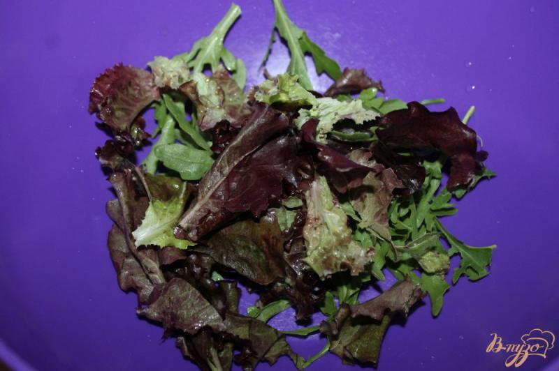 Фото приготовление рецепта: Салатный микс с овощами и пармезаном шаг №1
