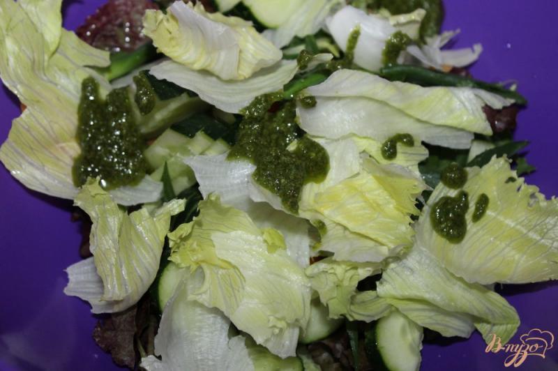 Фото приготовление рецепта: Салатный микс с овощами и пармезаном шаг №4