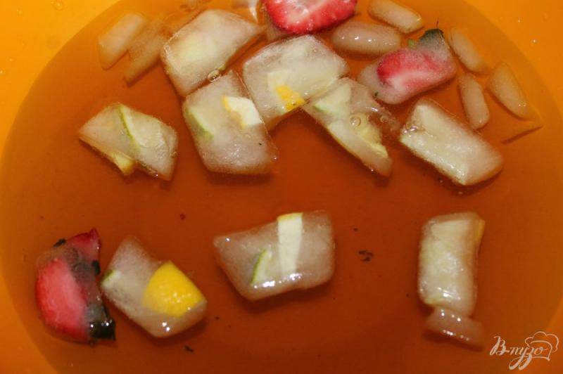 Фото приготовление рецепта: Холодный мятный чай с ягодами шаг №3