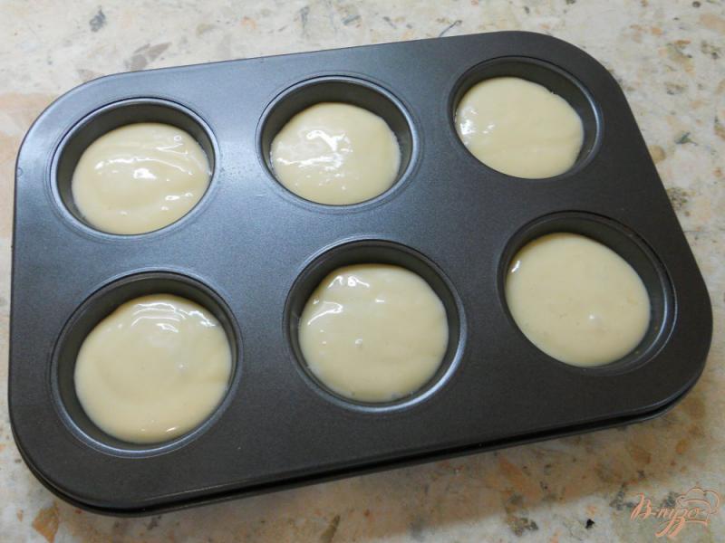 Фото приготовление рецепта: Кексы на кефире с джемом шаг №6