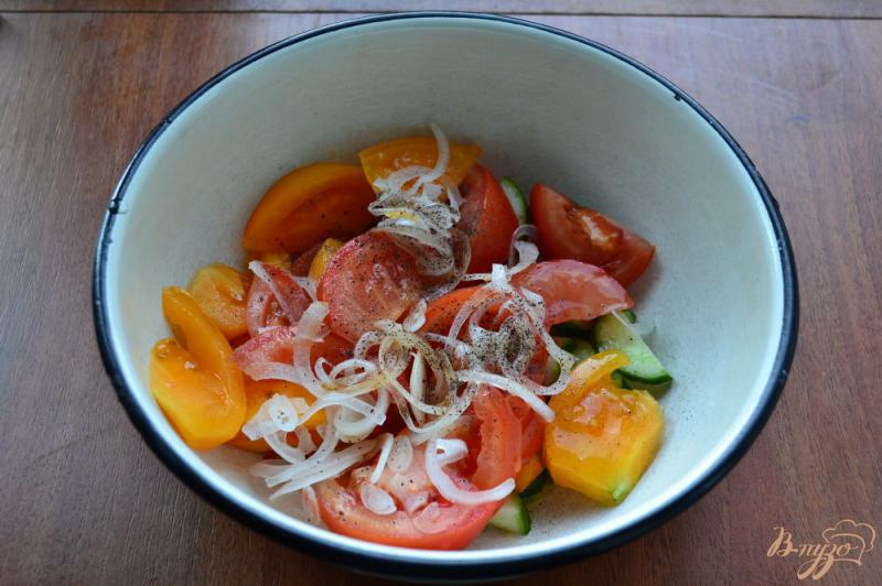 Фото приготовление рецепта: Салат из огурцов и помидоров с базиликом и соевым соусом шаг №2