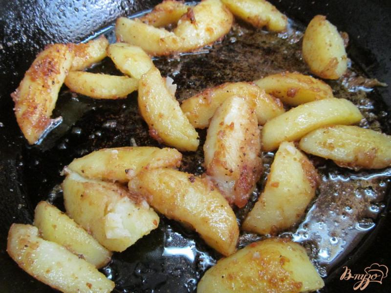 Фото приготовление рецепта: Картофель под соевым соусом с чесноком шаг №5