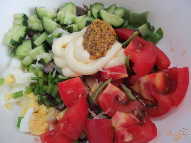Фото приготовление рецепта: Салат с морской капустой яйцом шпинатом и овощами шаг №4