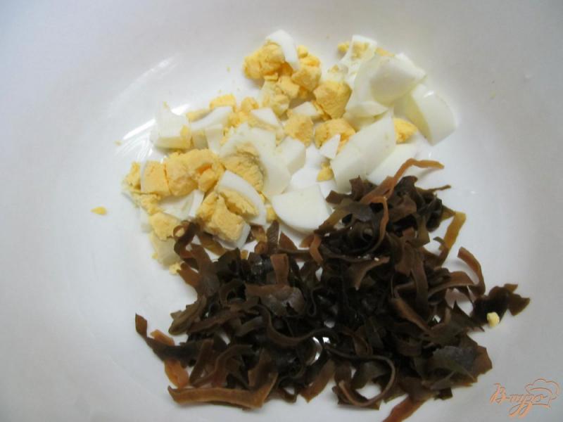 Фото приготовление рецепта: Салат с морской капустой яйцом шпинатом и овощами шаг №1