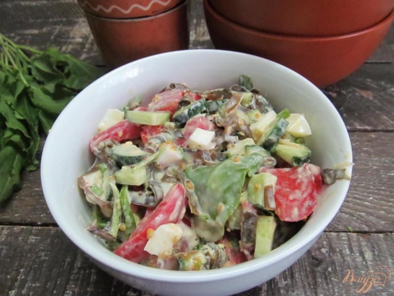 Фото приготовление рецепта: Салат с морской капустой яйцом шпинатом и овощами шаг №5