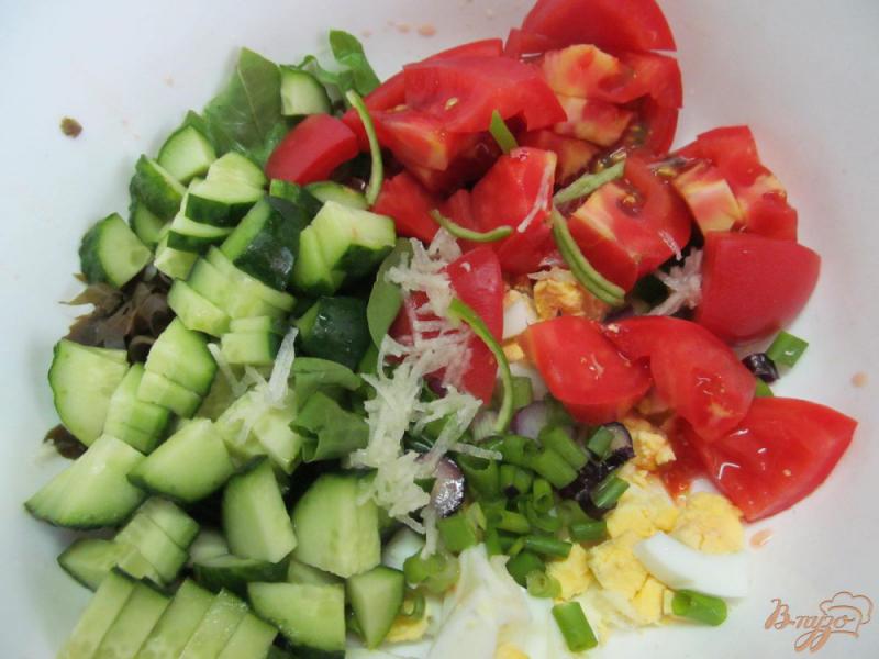 Фото приготовление рецепта: Салат с морской капустой яйцом шпинатом и овощами шаг №3