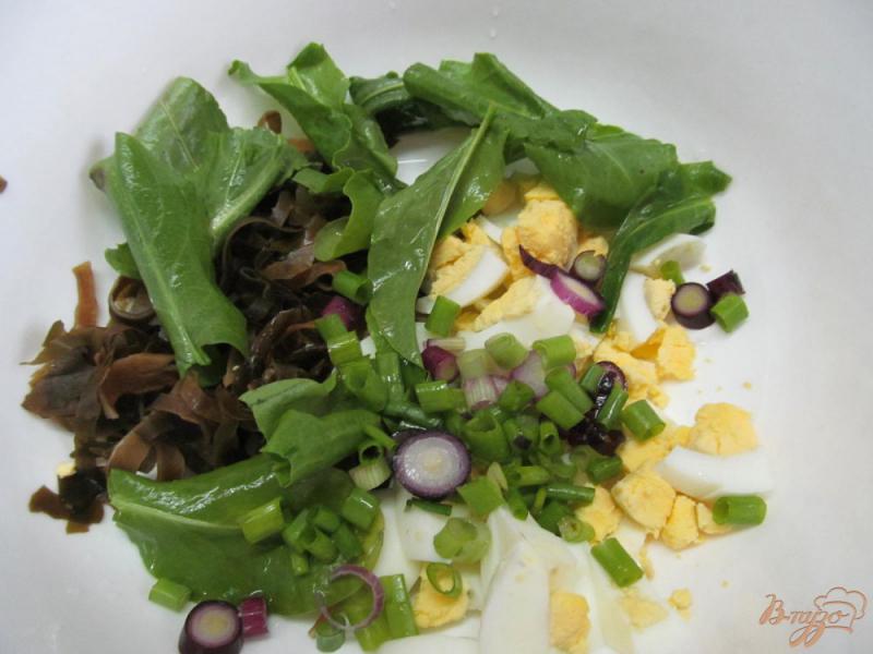 Фото приготовление рецепта: Салат с морской капустой яйцом шпинатом и овощами шаг №2