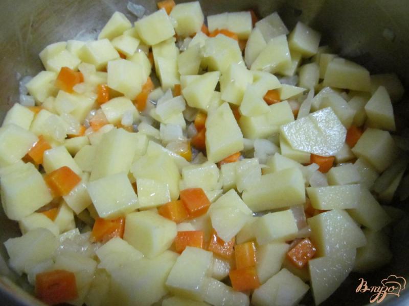 Фото приготовление рецепта: Овощной суп с фрикадельками из мяса с кабачком шаг №3