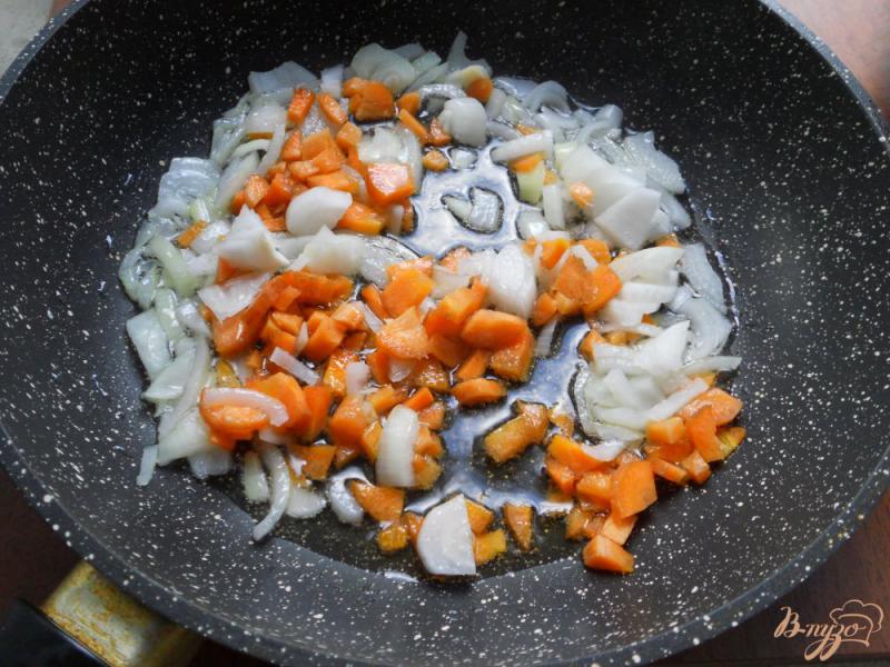Фото приготовление рецепта: Куриный суп со свежими овощами, вермишелью и зеленым горошком шаг №2