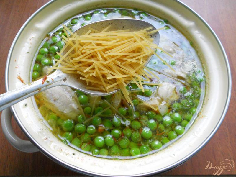 Фото приготовление рецепта: Куриный суп со свежими овощами, вермишелью и зеленым горошком шаг №6