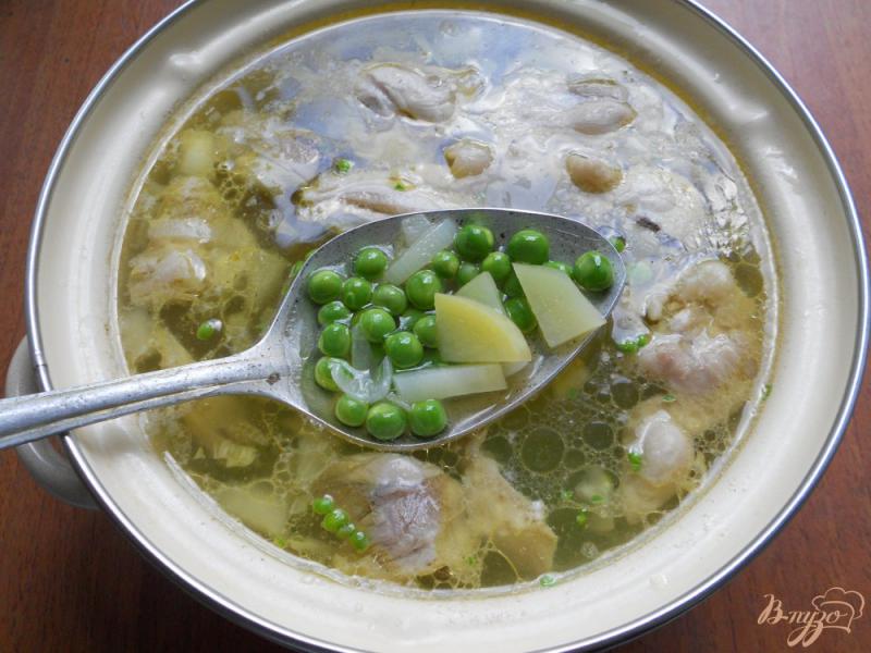 Фото приготовление рецепта: Куриный суп со свежими овощами, вермишелью и зеленым горошком шаг №4