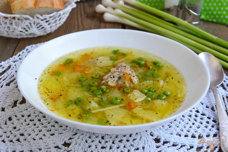 Фото приготовление рецепта: Куриный суп со свежими овощами, вермишелью и зеленым горошком шаг №7