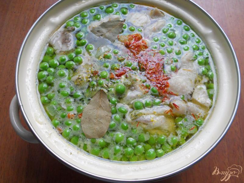 Фото приготовление рецепта: Куриный суп со свежими овощами, вермишелью и зеленым горошком шаг №5
