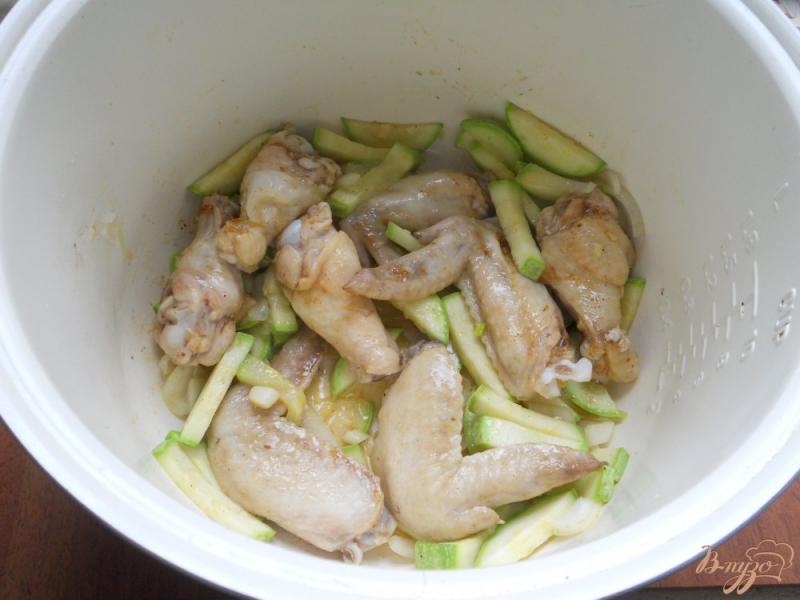 Фото приготовление рецепта: Куриные крылышки с кабачками в мультиварке шаг №2