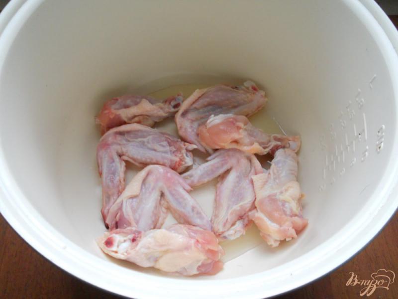 Фото приготовление рецепта: Куриные крылышки с кабачками в мультиварке шаг №1