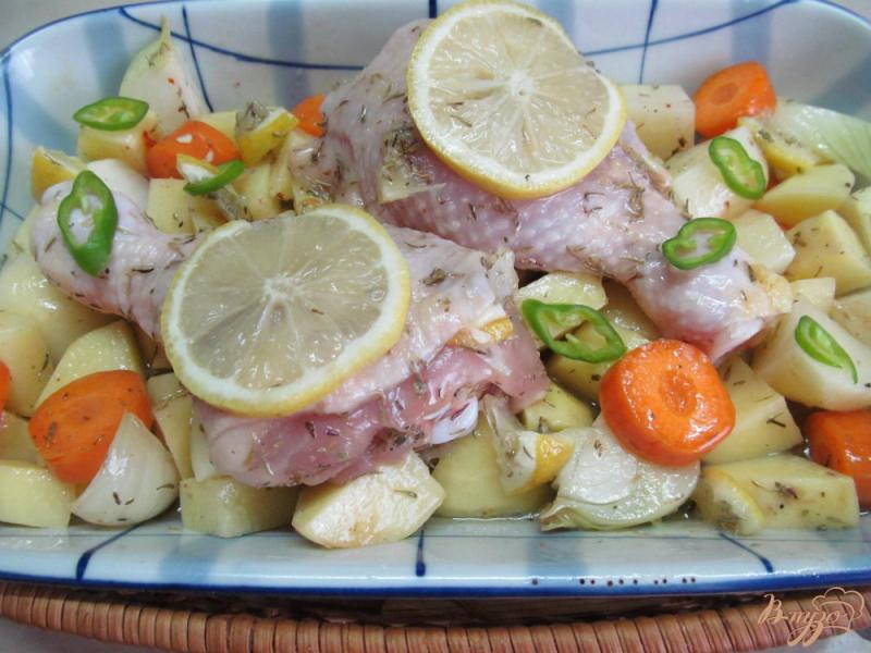 Фото приготовление рецепта: Медово-лимонная курица с картофелем шаг №4