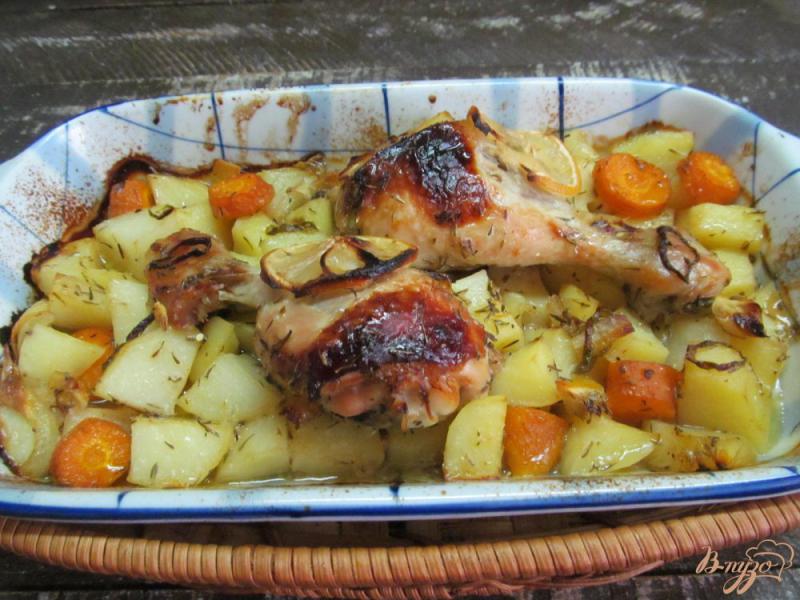 Фото приготовление рецепта: Медово-лимонная курица с картофелем шаг №5