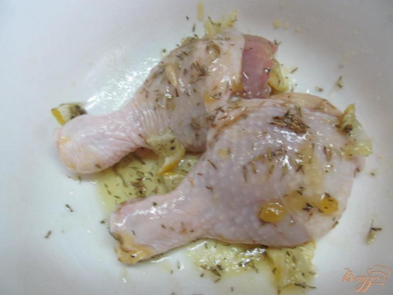 Фото приготовление рецепта: Медово-лимонная курица с картофелем шаг №3