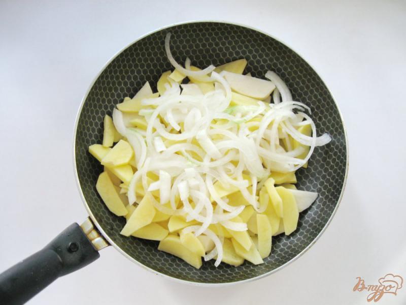 Фото приготовление рецепта: Жареный картофель с кабачками шаг №2
