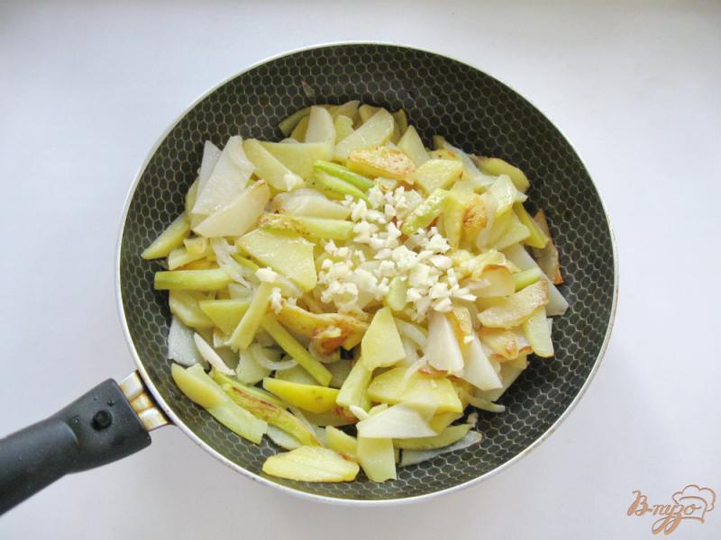 Фото приготовление рецепта: Жареный картофель с кабачками шаг №4