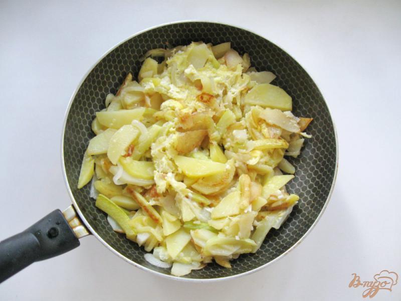 Фото приготовление рецепта: Жареный картофель с кабачками шаг №5