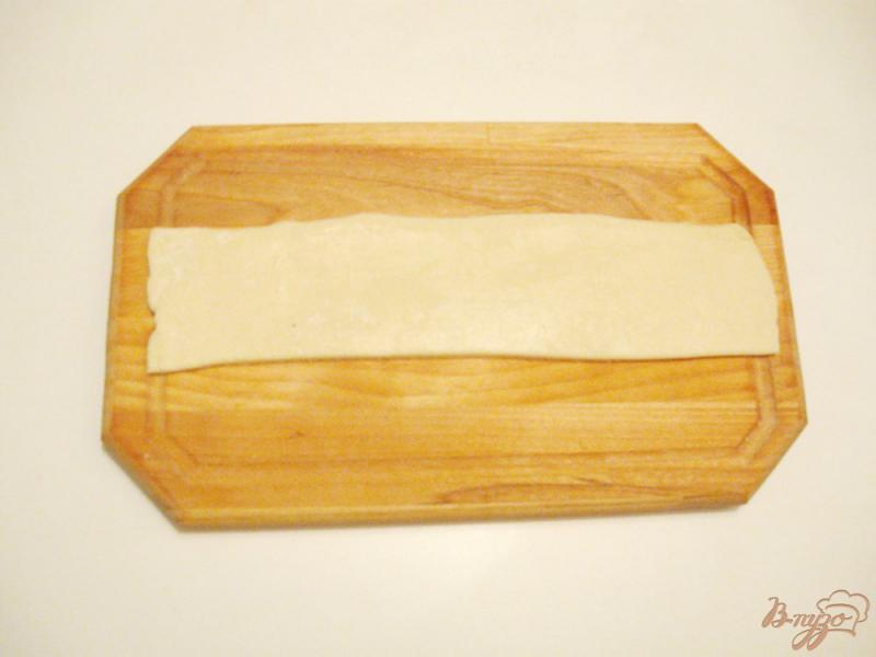 Фото приготовление рецепта: Кольцевой пирог с вишней из слоеного теста шаг №1