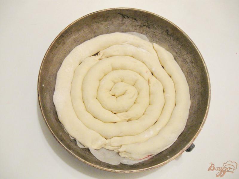 Фото приготовление рецепта: Кольцевой пирог с вишней из слоеного теста шаг №5
