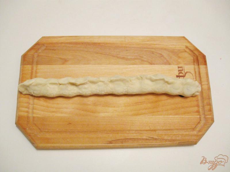 Фото приготовление рецепта: Кольцевой пирог с вишней из слоеного теста шаг №4