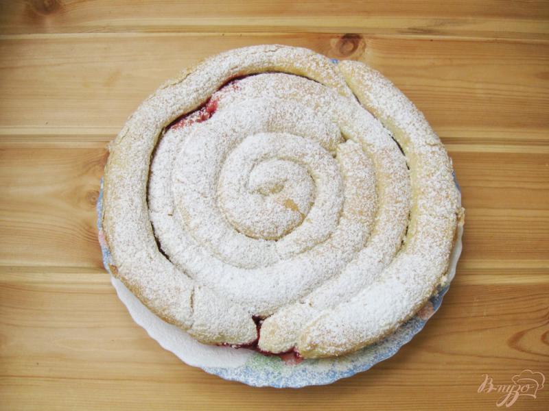 Фото приготовление рецепта: Кольцевой пирог с вишней из слоеного теста шаг №7