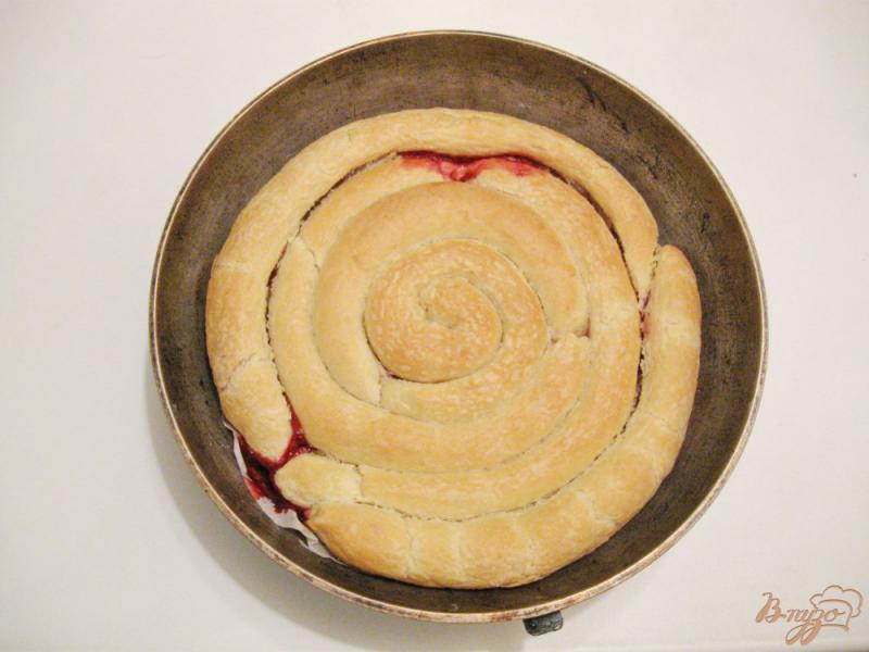 Фото приготовление рецепта: Кольцевой пирог с вишней из слоеного теста шаг №6