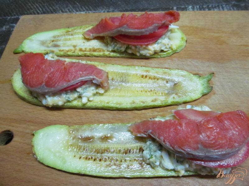 Фото приготовление рецепта: Кабачковый сэндвич с яичной намазкой и рыбой шаг №5