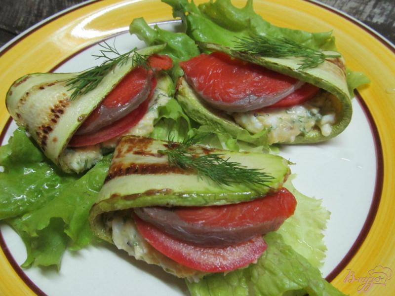 Фото приготовление рецепта: Кабачковый сэндвич с яичной намазкой и рыбой шаг №6