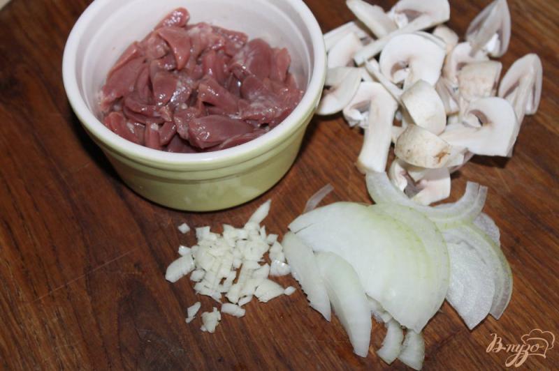 Фото приготовление рецепта: Куриные сердечки запеченные с грибами и укропом шаг №2