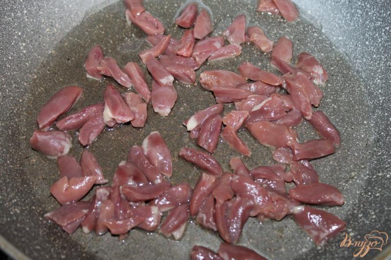 Фото приготовление рецепта: Куриные сердечки запеченные с грибами и укропом шаг №3