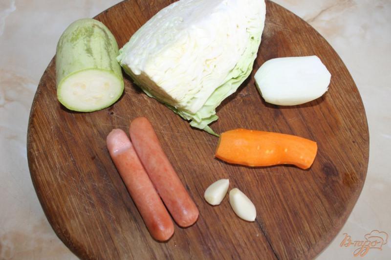 Фото приготовление рецепта: Тушеная капуста с кабачком и сосисками шаг №1
