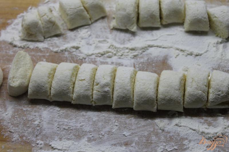 Фото приготовление рецепта: Сладкие сырники с орехами и клубникой шаг №4