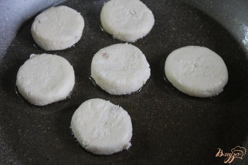 Фото приготовление рецепта: Сладкие сырники с орехами и клубникой шаг №5