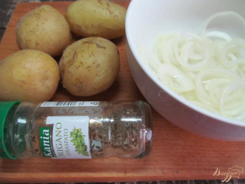 Фото приготовление рецепта: Картофельный салат с маринованным луком шаг №1