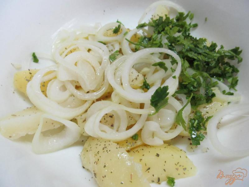 Фото приготовление рецепта: Картофельный салат с маринованным луком шаг №4