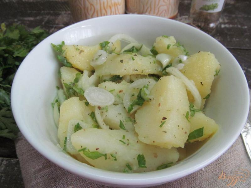 Фото приготовление рецепта: Картофельный салат с маринованным луком шаг №5