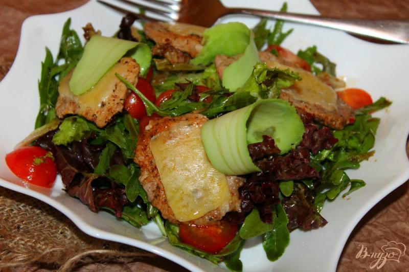 Фото приготовление рецепта: Теплый салат с телятиной и авокадо шаг №7