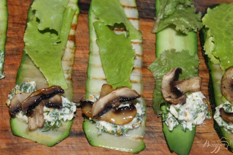 Фото приготовление рецепта: Мини - рулеты из цуккини с грибами и плавленым сыром шаг №6