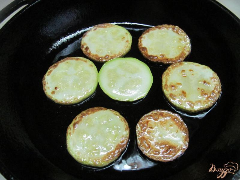 Фото приготовление рецепта: Салат из помидора и жареного кабачка шаг №1