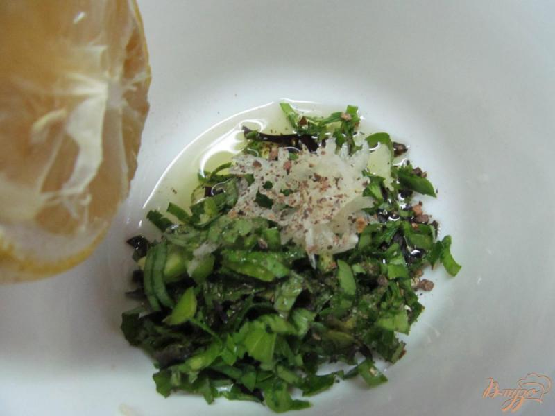Фото приготовление рецепта: Салат из помидора и жареного кабачка шаг №3
