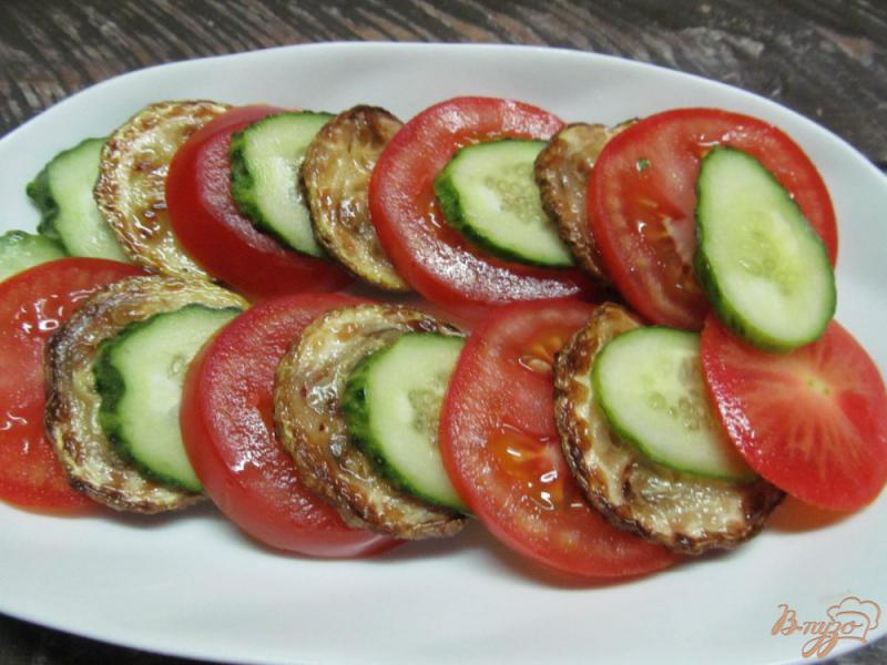 Фото приготовление рецепта: Салат из помидора и жареного кабачка шаг №5