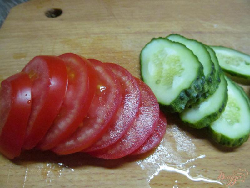 Фото приготовление рецепта: Салат из помидора и жареного кабачка шаг №4