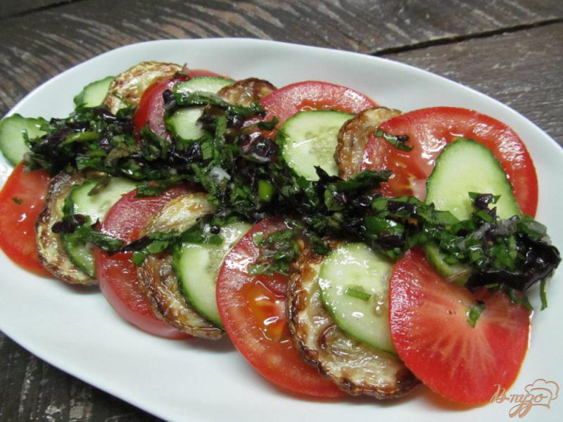 Фото приготовление рецепта: Салат из помидора и жареного кабачка шаг №6